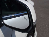 【ブラインドスポットモニター】隣車線を走る車両をレーダーで検知し、ミラーで確認しにくい後側方エリアに存在する車両を検知します。車両を検知するとドアミラーに搭載されたLEDインジケーターが点灯します。