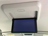 【フリップダウンモニター】大画面モニターで後席でもエンタメをお楽しみいただけます。小さなお子様にも大人気の装備です♪