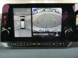 ギアを『R』に入れるとナビ画面に、まるで雲の上から覗いているような映像が映り、駐車をサポートしてくれます。
