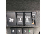 【両側パワースライドドア】両側がパワースライドドアになっており、運転席のスイッチやスマートキーでも開閉が可能。お子様やご年配の方でも乗り降りが楽になり介助等でも重宝します。