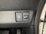 ハンドルの右側にはヘッドライトレベライザーとVSA(ABS+TCS+横滑り抑制)の解除スイッチがついています。ヘッドライトレベライザーは道路状況や積荷の加重に応じてライトの高さを調節できます。