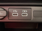 もちろん電子機器の充電ができるUSBジャックも付いております!
