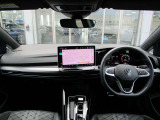 Volkswagen奈良学園前認定中古車センターにはデモカー上がりの車や良質な状態の車両がございます。暑い日や寒い日、雨など天候に左右されずに室内展示場にてゆっくりと現車をご確認いただけます。