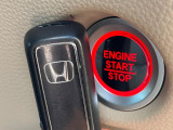【Hondaスマートキー】カバンやポケットに入れたままでもドアの施錠・解錠が可能なスマートキーを装備。エンジンのオン・オフ時もカギを取り出す必要が無いからとっても便利です♪