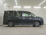 リアには左右スライドドアを採用。狭い駐車場でも開閉しやすく、強風の日でもドアが煽られにくくなっております。小さなお子さまやご年配の方も安心して乗り降りできます。