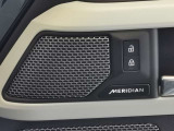 【MERIDIANサウンド 】フロント/サイド/リアスピーカーとデュアルチャンネルサブウーファーを採用したMeridianサラウンドサウンドシステム