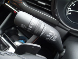 レバーをAUTOの位置にしているとき、レインセンサーが雨を感知すると、雨量に応じてワイパーが自動で作動してくれるオートワイパーを装備!設定変更で非作動にすると、間欠作動に固定されます。