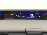 デジタル表示のスピードメーターとタコメーターを大きく配した見やすいメーター部になっています。左側のインフォメーション画面でオドメーターや燃費などの情報を確認できます。