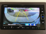 【バックカメラ】運転が苦手な方も車庫入れラクラクです!ギアをリバースに入れれば自動的に切り換わりますので、面倒な操作は不要です♪狭い駐車場もお車を傷つけず安心ですね!