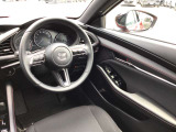 ドライバーが心に余裕をもって運転に集中できること、助手席や後席からもすっきりと前を見通せる空間の起点となり、全員が安心してドライブを楽しめることをモットーにシンプルなレイアウトとなっています。
