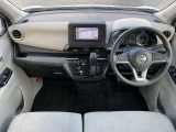 運転席まわりは機能的にまとまっています。足元が広々のインパネATです♪