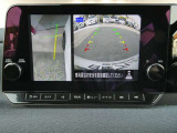 ギアを『R』に入れた後、カメラボタンを押すと、運転席から見えない左側面をナビ画面にうつしてくれるので、幅寄せや縦列駐車がし易くなります。