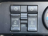 両側電動スライドドアのスイッチ付です。車内からもスイッチひとつで楽にドアの開閉が可能です。電動なので開閉時に力を使う必要がなく、半ドアになることもありません!