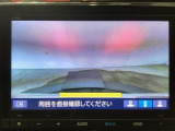 【バックカメラ】運転が苦手な方も車庫入れラクラクです!ギアをリバースに入れれば自動的に切り換わりますので、面倒な操作は不要です♪狭い駐車場もお車を傷つけず安心ですね!