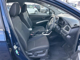 女性の方ももちろんですが、運転席側、助手席側の足元スペースが広いので男性の方が運転しても窮屈になりにくいですよ!