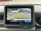 後退時に車両の後ろ側をモニター画面に表示します。車庫入れが苦手な人もこれで安心♪