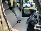 運転席シートは高さも調整出来、体型に関係なく運転し易いポジションに出来ます。