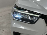 LEDヘッドライトとADB(アダプティブドライビングビーム)付で、夜間走行時の安心感が違います!左側のヘッドライトレンズ表面に剥がれがありますので、御来店時にご確認ください。
