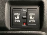 【両側パワースライドドア】両側がパワースライドドアになっており、運転席のスイッチやスマートキーでも開閉が可能です!開口部も広いので乗り降りも楽々♪