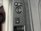 狭い駐車場で便利な電動格納ドアミラーが付いています。