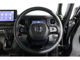 運転中もハンドルでの操作が可能です。特に高速道路等の目が離せない運転時には、便利さだけでなく、安全性も兼ね備えております。