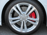 全車両に標準装備の純正アルミホイールは、純正ならではのバランスの良いデザインと、走行安定性をお楽しみ頂けます。