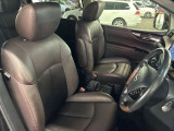 運転席の画像です。足元やシートまわりに余裕があり、リラックスした姿勢で運転が可能です。視界も良好で操作系へのアクセスもしやすく、快適で安心感のあるドライブをサポートします。