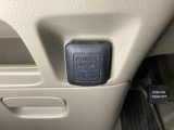 アクセサリーソケットはUSBのアダプターなどをつければ、スマホの充電にも使えます。周辺には物が置けるボックスがついています。