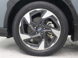 純正アルミホイールは精度が高く、走行の安定性が優れています。タイヤサイズ225/55R18