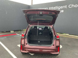 シートの背もたれを両方倒すと、より大きな荷物を積めるスペースになります。