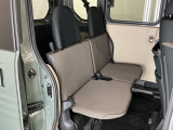 ダイブダウンできるリヤシートは簡単に荷室を広げることができます