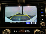 リバースギアに入れるだけで後方の表示へ切り替わります。夜間や雨の日の駐車も楽になりますよ。