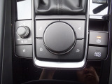 運転中、視線を外さず操作が可能なマツダコネクトのコントロール部分です。大きなダイヤルとスイッチで構成されているので、とても操作がし易いです。