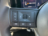 左側にオーデイオやナビのコントロールができるスイッチ、運転中は手を放さず手元で操作可能なんです!