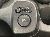 ハンドルの右側に電動格納付きパワーミラーの操作スイッチがついています。左右のサイドミラーの角度調節も微調整ができて便利です。