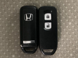 スマートキーを装備しています。鍵を差し込むことなくドアロックの開け閉めと、スタートボタン操作でのエンジンスタートができます。スペアキーも同じものを用意しております。