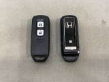 スマートキーを装備しています。鍵を差し込むことなくドアロックの開け閉めと、スタートボタン操作でのエンジンスタートができます。スペアキーも同じものを用意しております。