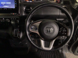 【ハンドル】運転にかかわる様々な操作を安全に行えるように視点移動が少なく操作性に配慮されたスイッチ類が凝縮されたコックピットです。