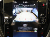 後方映像を11.6インチディスプレイに表示し、ステアリング連動ガイドラインが駐車をサポート。さらに後退時はリヤ4センサーが障害物を検知し、必要に応じてブレーキが作動します。
