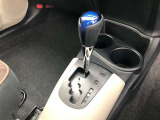 操作しやすいATシフトです。シフトチェンジを気にしなくてよいので運転だけに集中できますね。自然と手に届くところにある、手になじむ形状のシフトノブがいいですね。