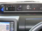 とっても見やすいメーターです。夜間時はラグジュアリーな気分にさせてくれる照明が魅力ですので、夜のドライブも楽しみになりますよ♪