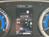 スピードメーター上に運転をサポートする様々な情報を表示してくれます。