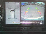 空から見下ろすような視点で、スムーズな駐車と安全確認をサポートする「アラウンドビューモニター」付です。