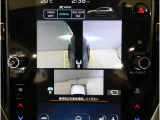左右のサイドカメラ映像を同時に表示し、車両周囲の死角をしっかりカバー。狭い道や駐車時の接触リスクを減らし、安心して操作できる視界を確保します。