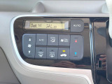 【オートエアコン】一度お好みの温度に設定すれば、車内の温度を検知し風量や温度を自動で調整。暑い&hellip;寒い&hellip;と何度もスイッチ操作をする必要はありません。快適な車内空間には必須の機能ですね♪