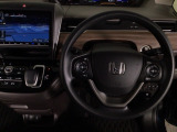 【ハンドル】運転にかかわる様々な操作を安全に行えるように視点移動が少なく操作性に配慮されたスイッチ類が凝縮されたコックピットです。