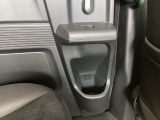 ドリンクボケット装備、小物入れにもなって便利です