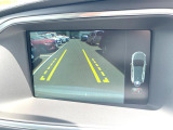 【パークアシスト・カメラ】駐車時に後方がリアルタイム映像で確認できます。大型商業施設や立体駐車場での駐車時や、夜間のバック時に大活躍!運転スキルに関わらず、今や必須となった装備のひとつです!