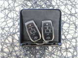 【スマートキー】キーをバッグやポケットに入れたままでもドアロックの開閉が出来るほか、エンジンキーを挿さなくてもエンジンスタートストップが出来ます。