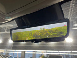 【デジタルインナーミラー】後席の大きな荷物や同乗者で後方が確認しづらい時でも安心!カメラが撮影した車両後方の映像をルームミラー内に表示。クリアな視界で状況の確認が可能です!